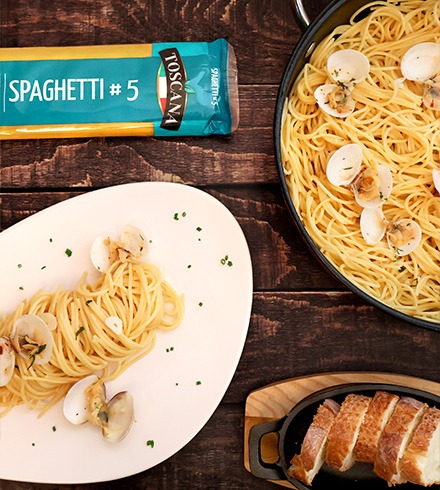 Spaghetti con ajos y almejas blancas al vino