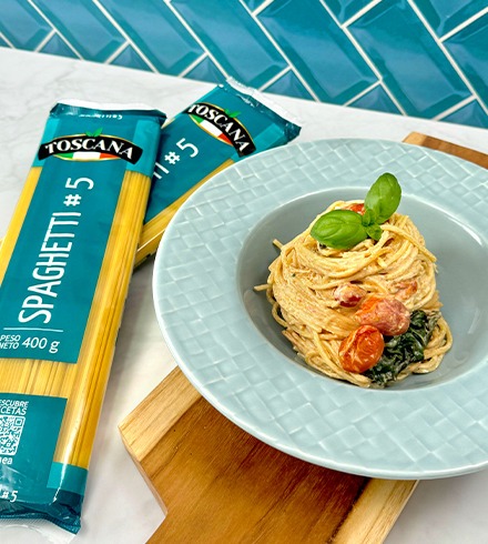 Spaghetti cremoso de tomate y espinaca